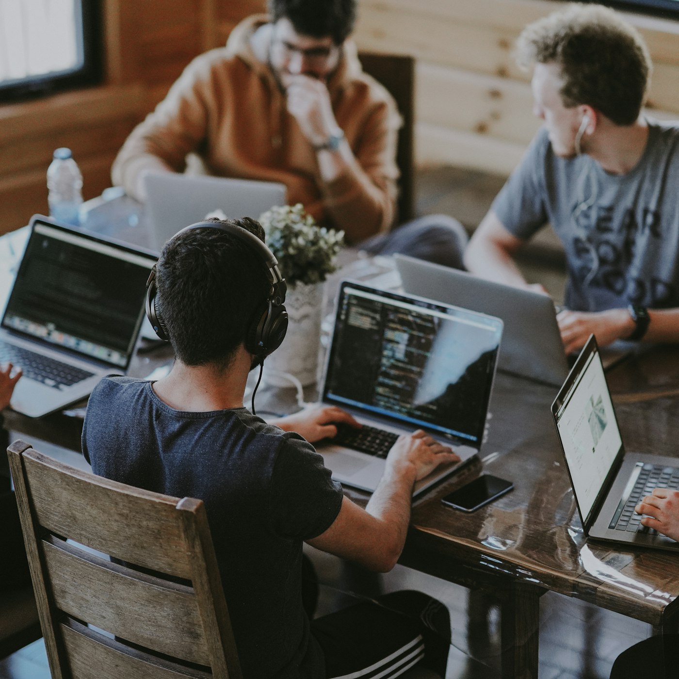 Team in einem modernen Arbeitsraum beim gemeinsamen Entwickeln einer Automatisierung