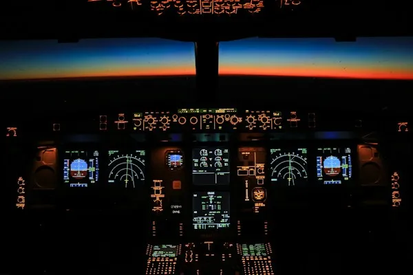 Nächtliches Airbus-Cockpit als Symbol für Copilot-Autopilot unter menschlicher Kontrolle