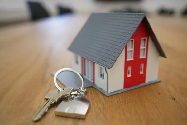 Immobilie mit Schlüssel – KI-Automatisierung für Immobilienmakler