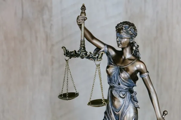 Justitia-Figur mit Waage – Sinnbild für eine Anwaltskanzlei, die Posteingang, Aktenanlage und Fristen mit n8n automatisiert