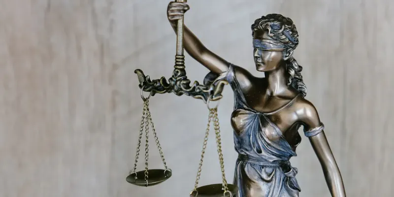 Justitia-Statue mit Waage als Sinnbild für eine Anwaltskanzlei