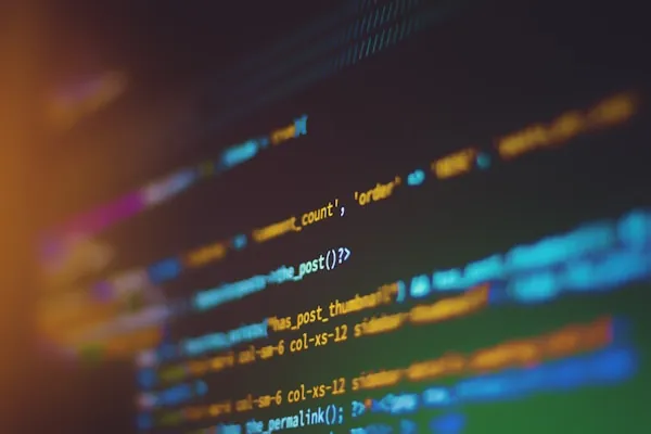 Programmcode auf einem Bildschirm – Entwicklung von KI-Agenten