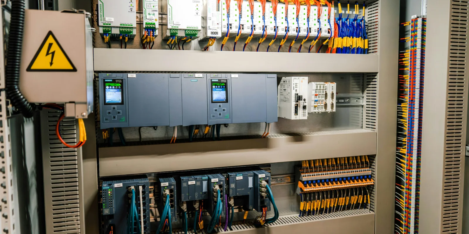 Geöffneter industrieller Schaltschrank als Sinnbild für einen sichtbaren und prüfbaren Workflow