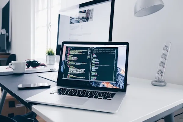 Laptop mit Programmcode – individuelle Software- und App-Entwicklung