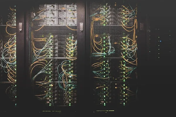 MCP-Server im Mittelstand – verkabelte Server-Racks im Rechenzentrum