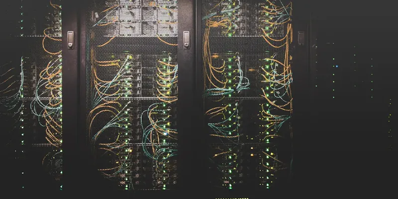 Verkabelte Server-Racks in einem Rechenzentrum