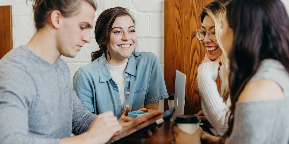 Team arbeitet gemeinsam an einem Tablet und bespricht die nächsten Schritte
