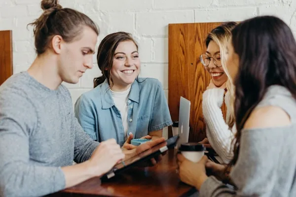 Team an einem Tablet als Sinnbild für eine selbst gebaute interne App mit Microsoft Power Apps