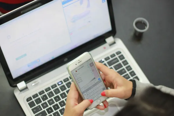 Hand hält ein Smartphone mit geöffnetem Chat-Verlauf – WhatsApp Business 2026 für den Mittelstand