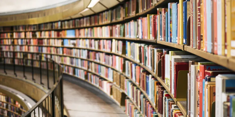 Geschwungene Bücherregale einer großen Bibliothek